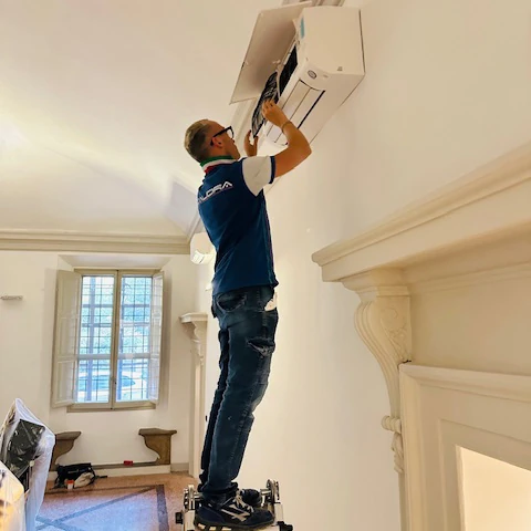 Installazione di un condizionatore in una abitazione a Bologna Installazione condizionatori a Bologna: tecnico specializzato di Calidra mentre installa un condizionatore in una abitazione a Bologna