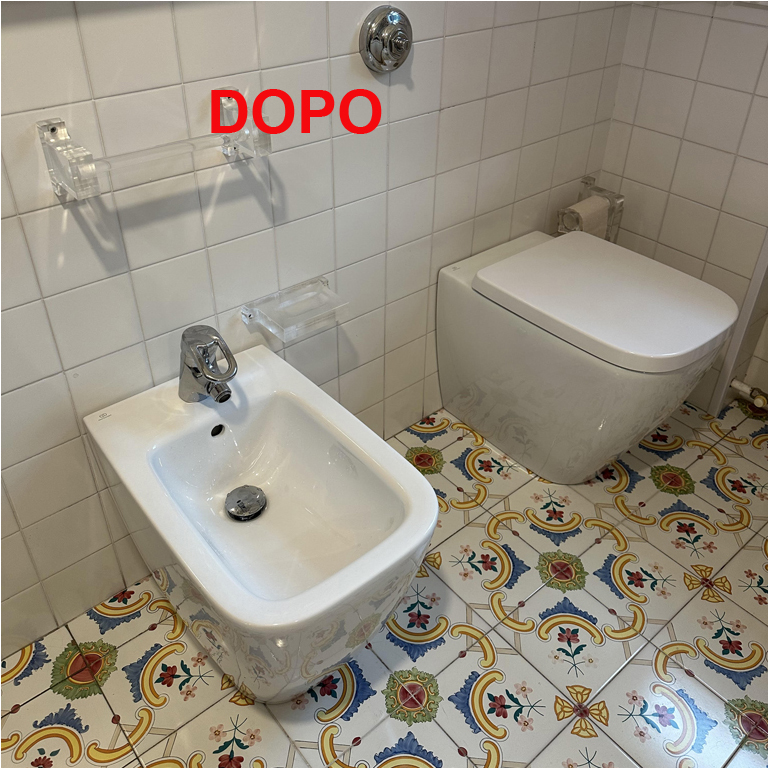 Sanitari a filo muro in un bagno a Bologna, appena dopo la sostituzione di quelli tradizionali