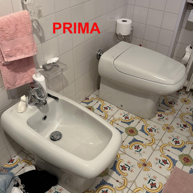 Sanitari tradizionali prima della sostituzione con quelli a filo muro