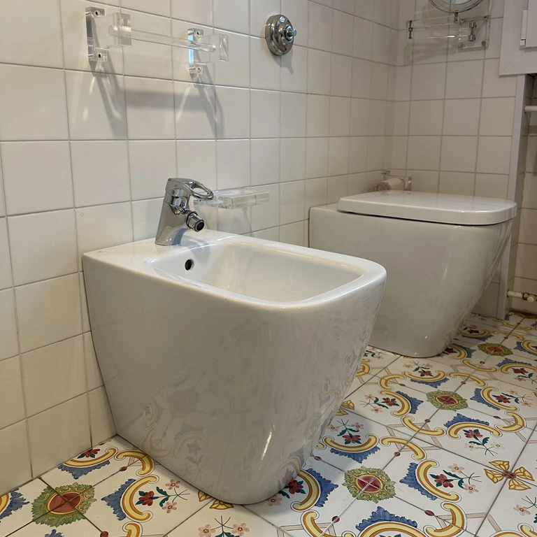Installazione sanitari filo muro a Bologna: nuovi sanitari bianchi, filomuro, appena installati da Calidra in un bagno a Bologna
