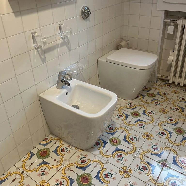 Sanitari filomuro appena installati in un bagno a Bologna